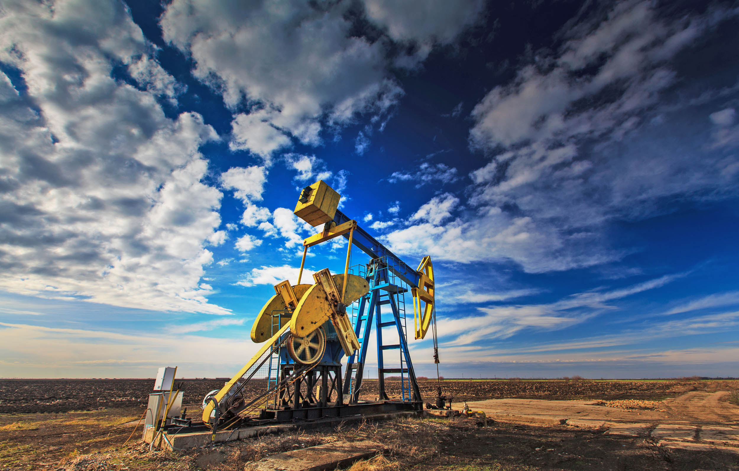 2016/08/oil-well-drilling-blue-sky_1big_stock.jpg