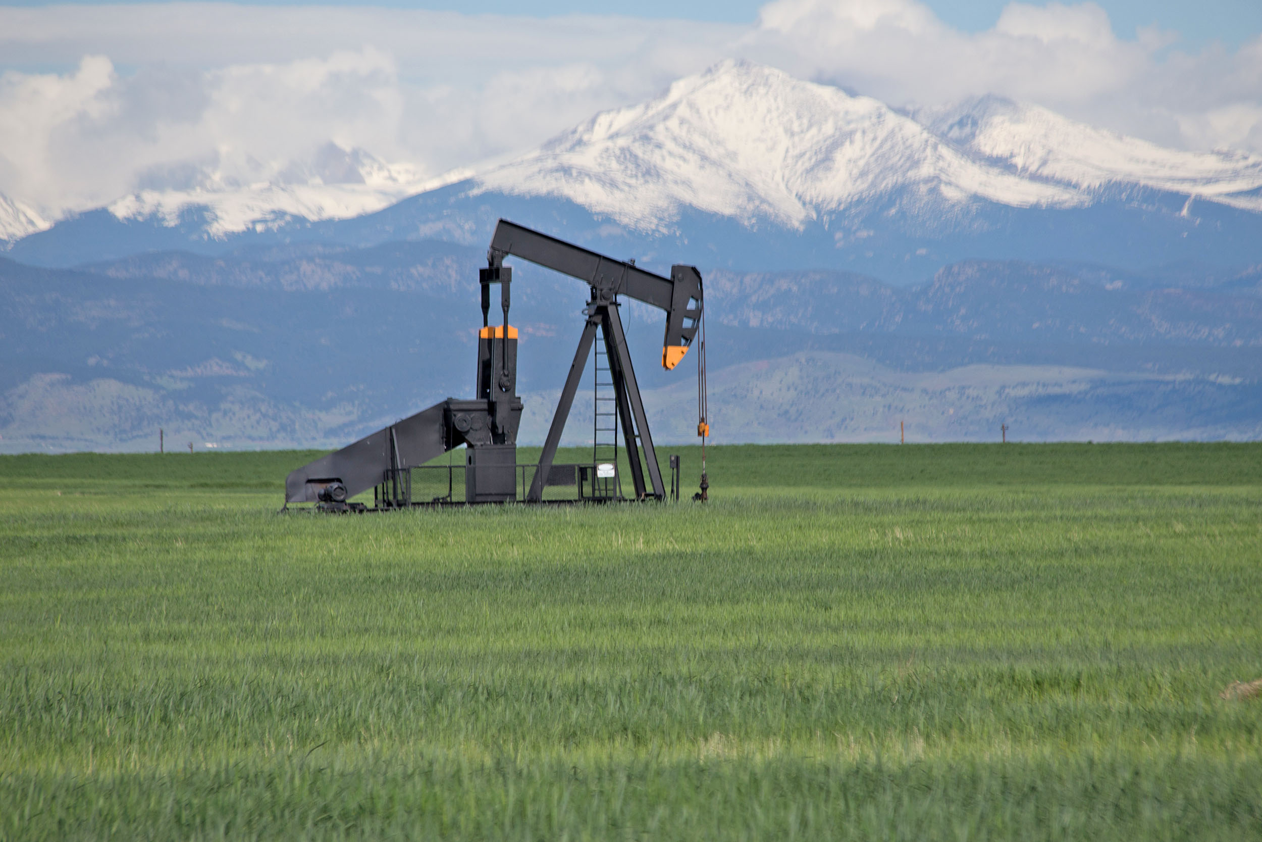 2016/08/oil-well-colorado-mountains_1big_stock.jpg