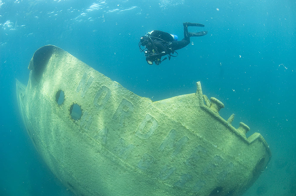 2016/08/shipwreck-lake-erie_1big_NOAA.jpg