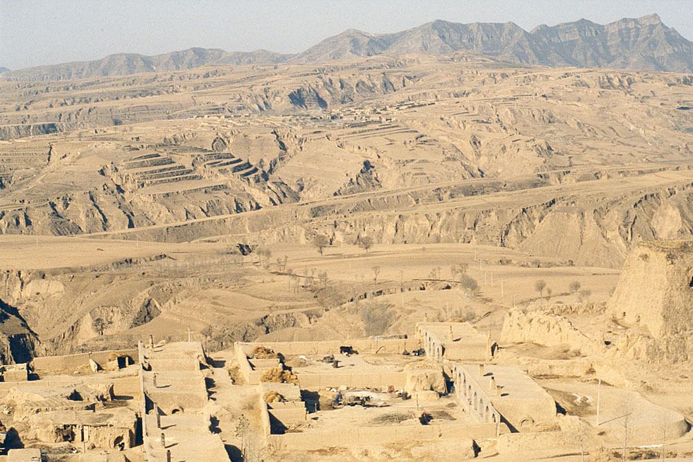 Fahrt nach Hunyuan. Lösslandschaft mit Siedlung