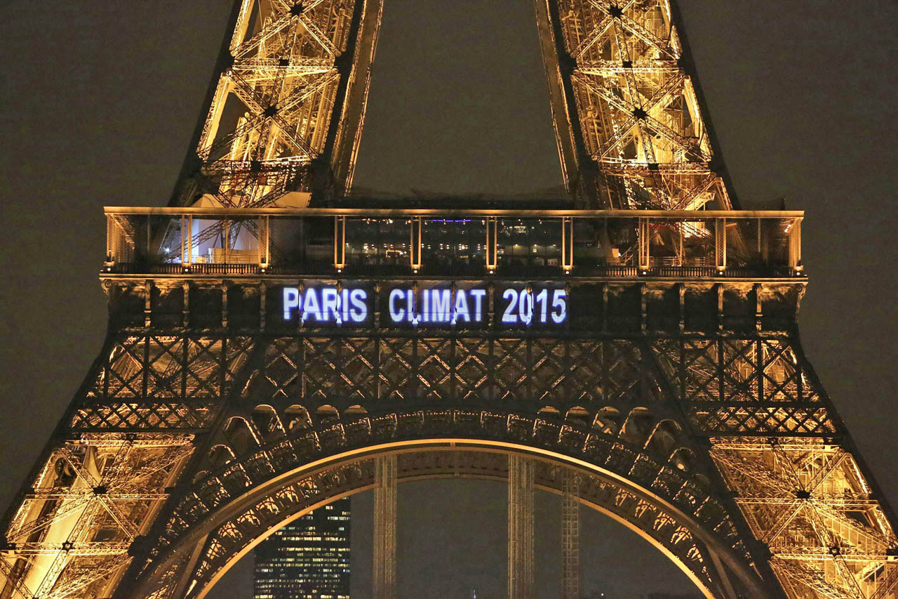 2016/09/paris-agreement-on-climate-change-eiffel-tower.jpg