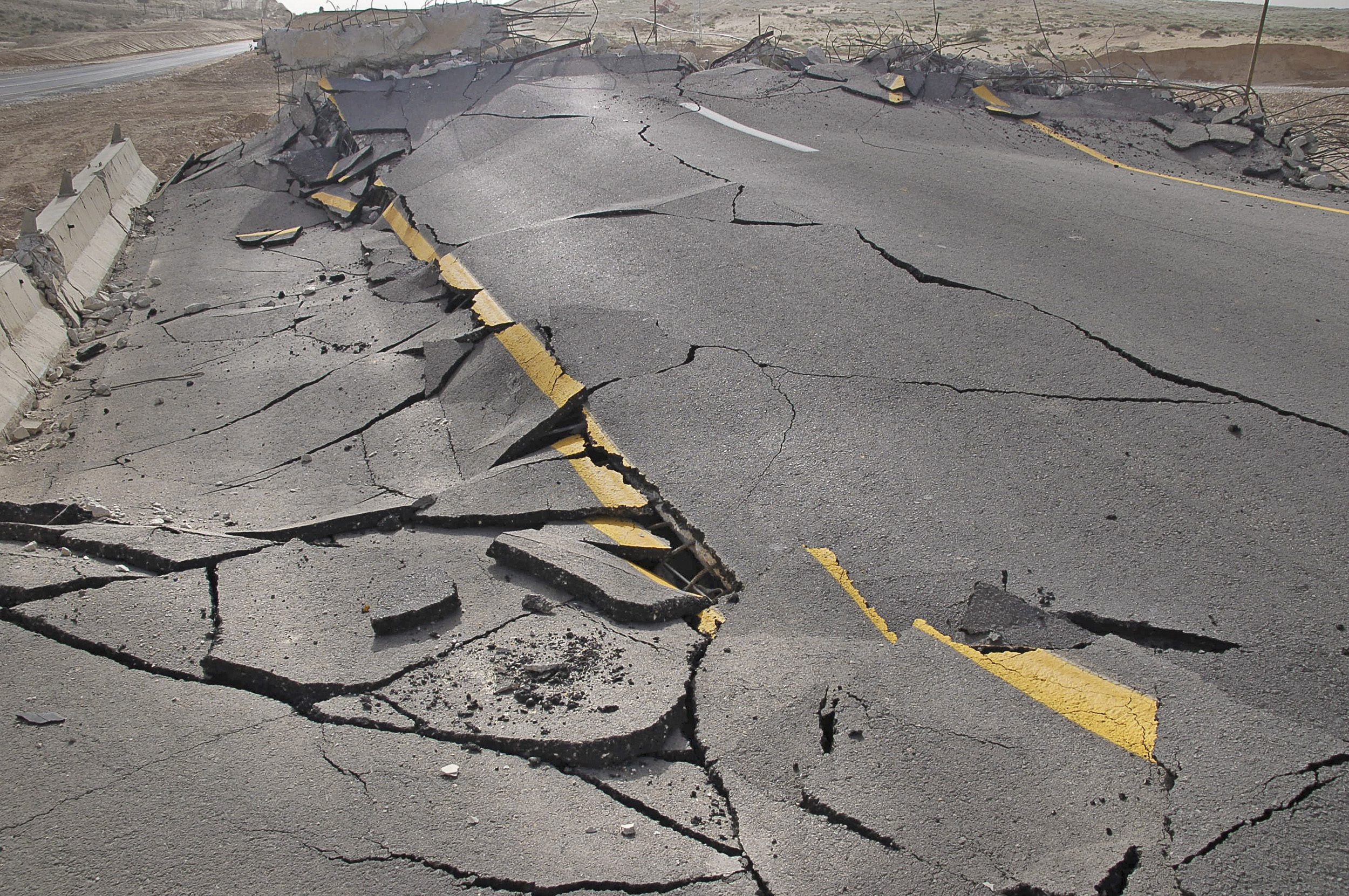 2016/11/earthquake_asphalt-cracks_1big_stock.jpg