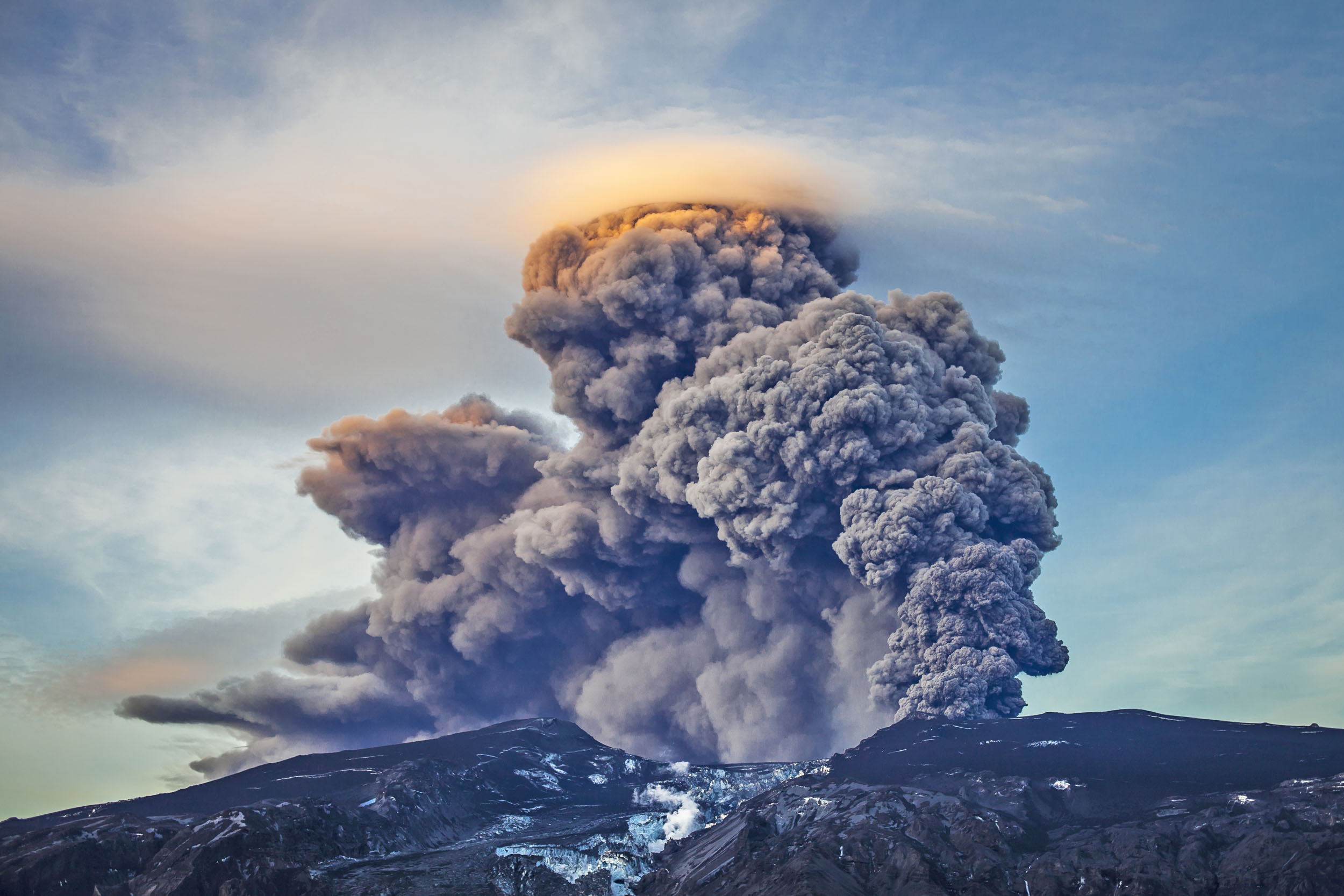 2016/12/volcano-eruption-iceland-stock.jpg