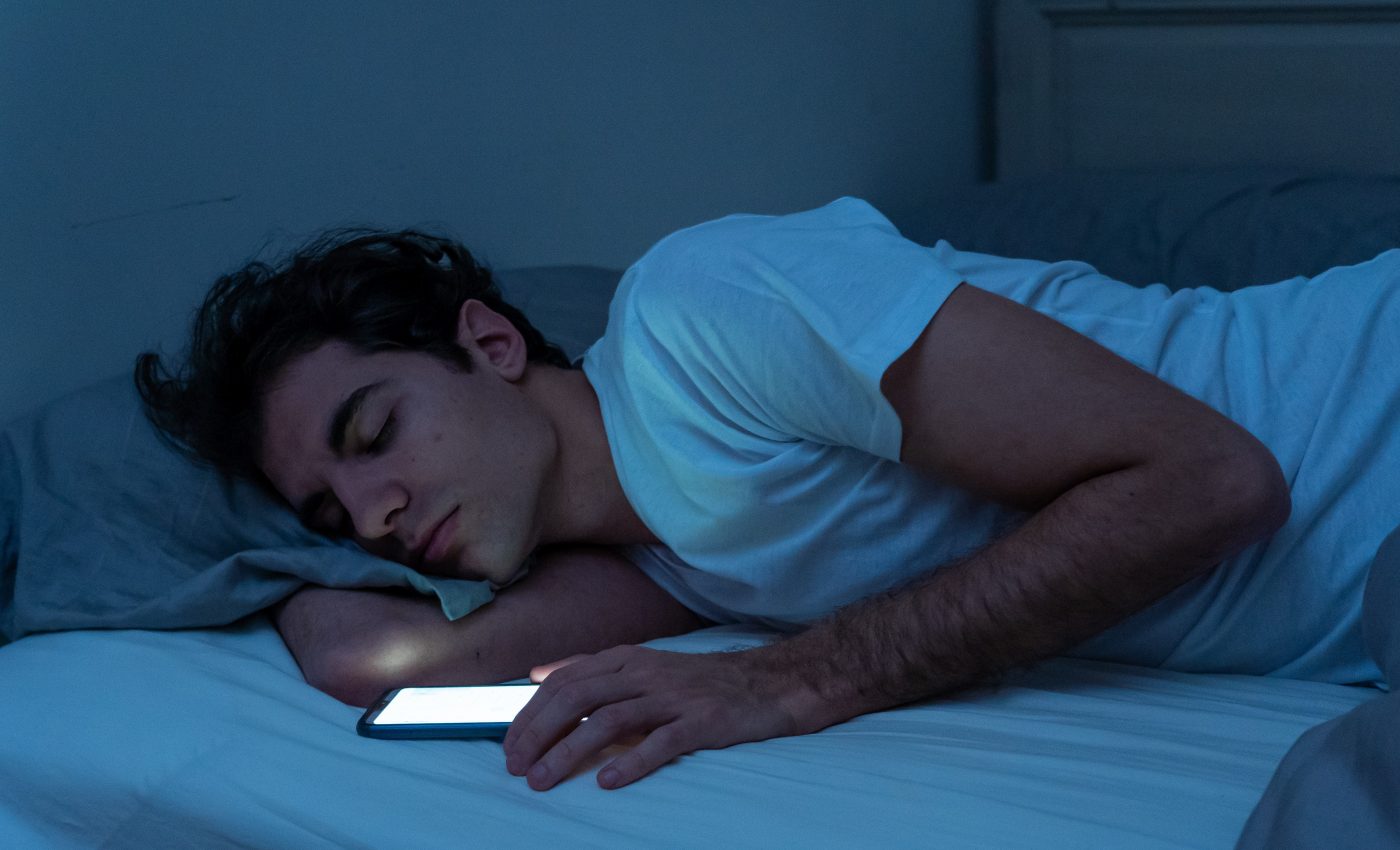 Smartphone use at night lowers sperm quality