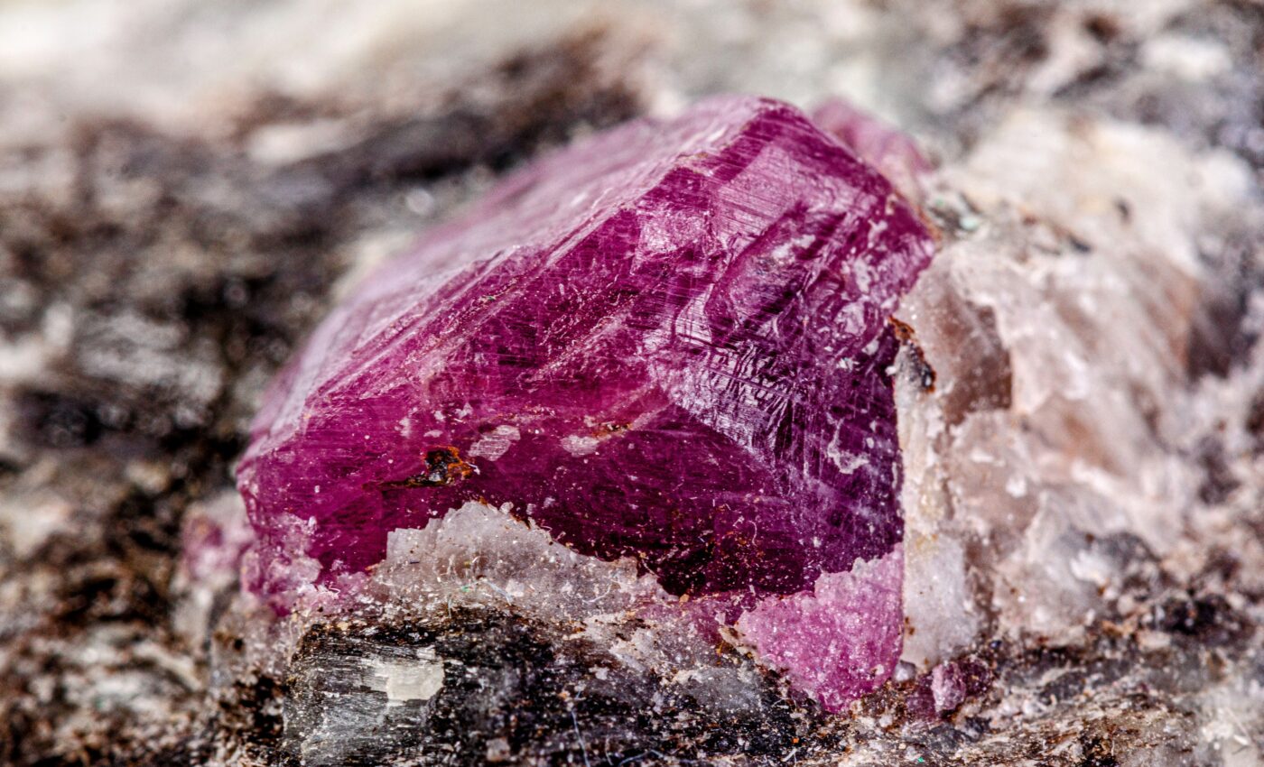 Graphite in 2.5 billion-year-old ruby linked to early life