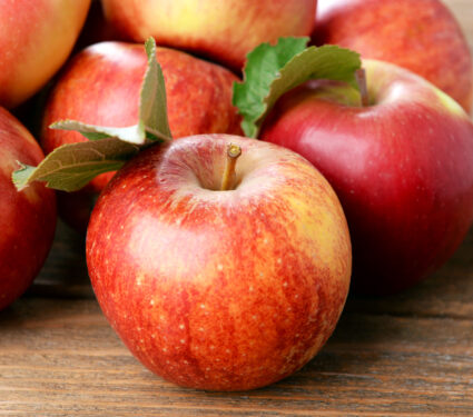 Ripe,Red,Apples,On,Wooden,Background