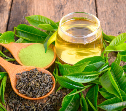 Dried,Green,Tea,Leaf,And,Powder,On,Wooden,Background