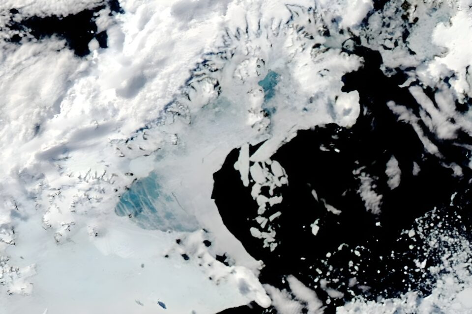 Seasonal sea ice breaks away from the Antarctic Peninsula 
