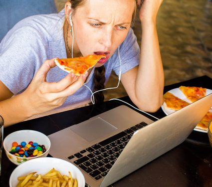 Woman,Works,At,The,Computer,And,Eating,Fast,Food.,Unhealthy