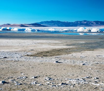 The,Vanishing,Great,Salt,Lake,With,Salt,Mounds,In,The