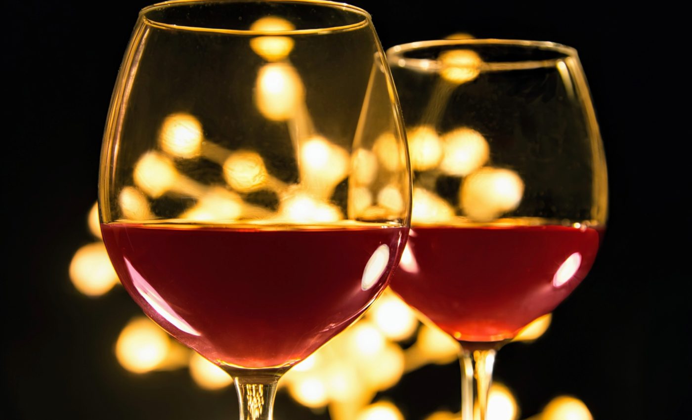 Healing chronic wounds with gold and red wine