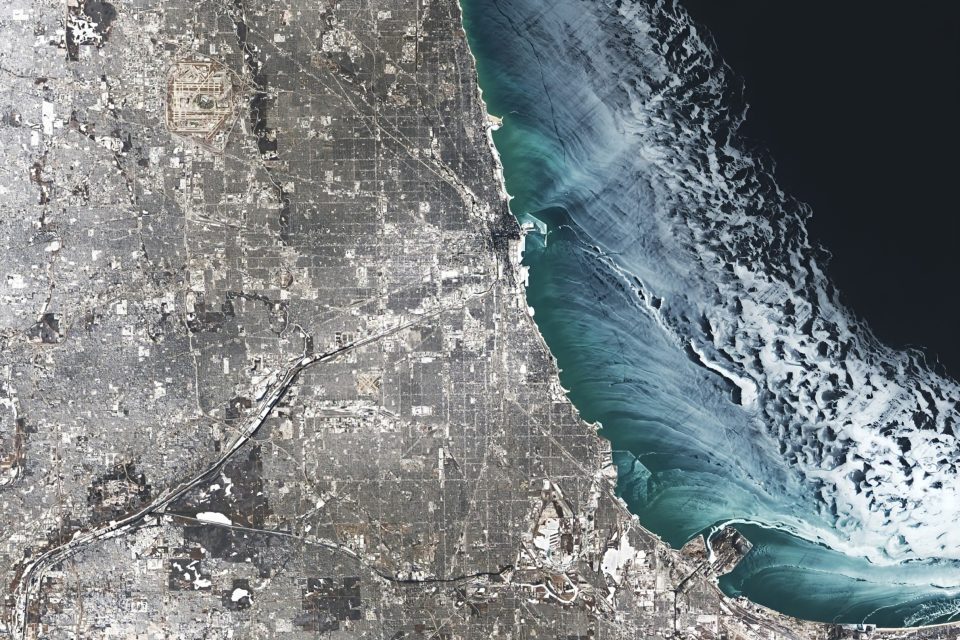 Chicago cold spell brings ice to Lake Michigan 