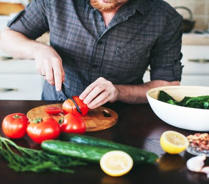 Man's,Hands,Cut,Tomato,On,The,Board,For,A,Vegetarian