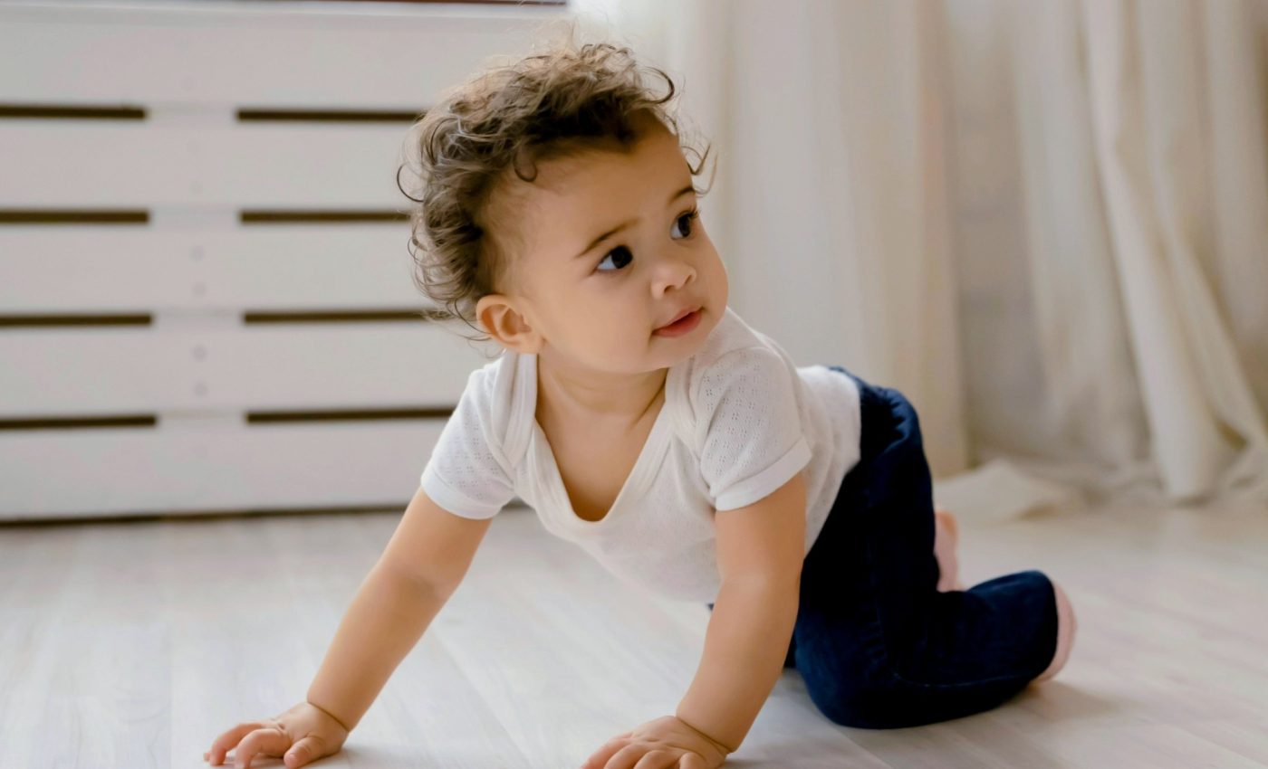 Why some babies walk much earlier than others