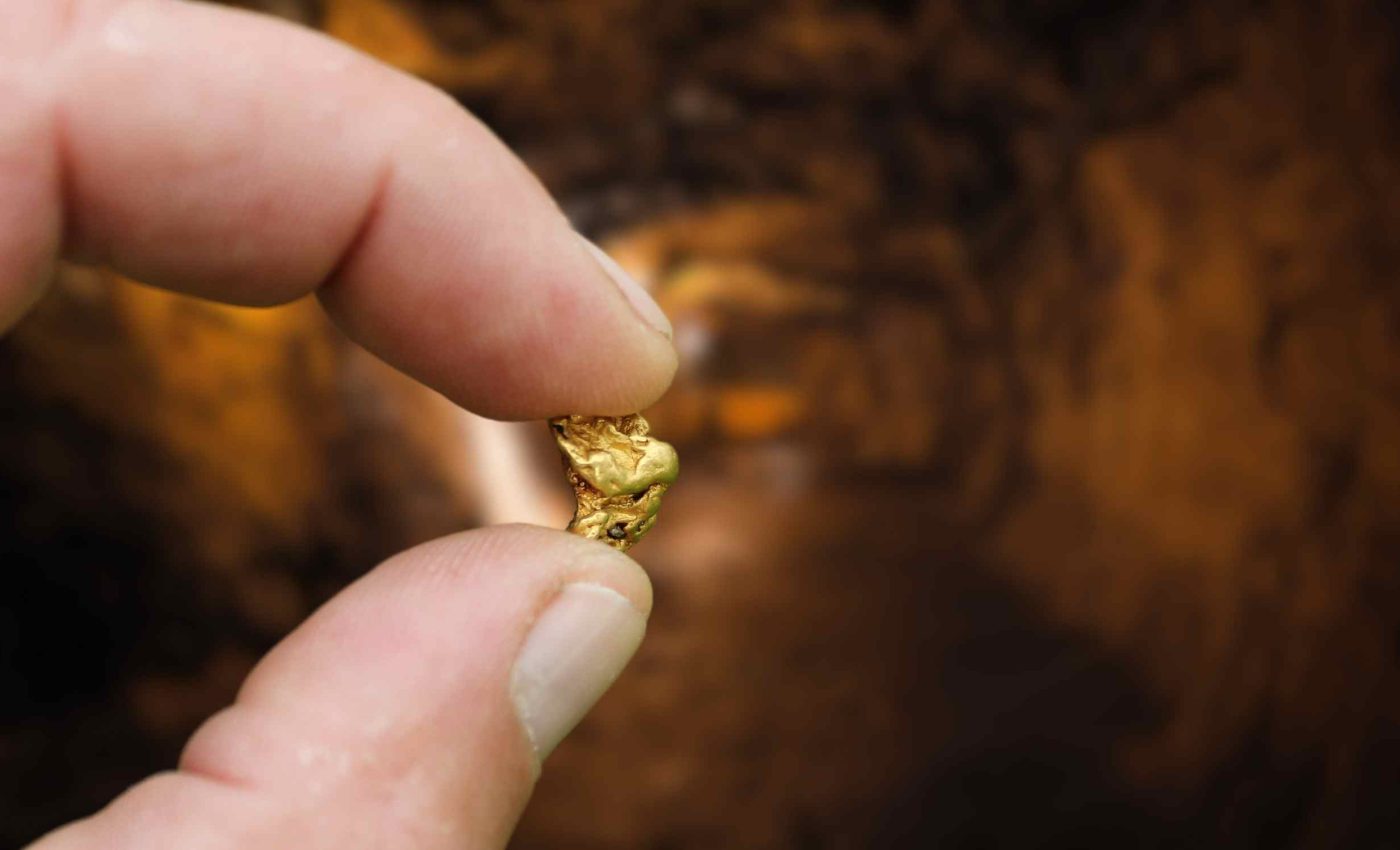 Shallow drilling hole reveals significant presence of high grade gold and silver