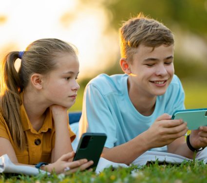2025/06/kids-and-mobile-devices2.jpg