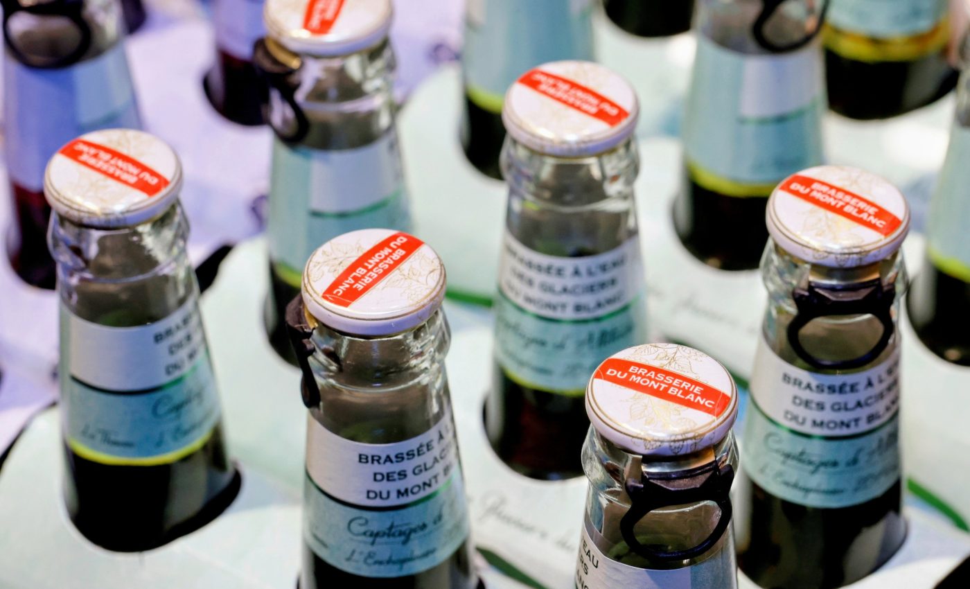 Glass bottles contain more microplastics than plastic containers