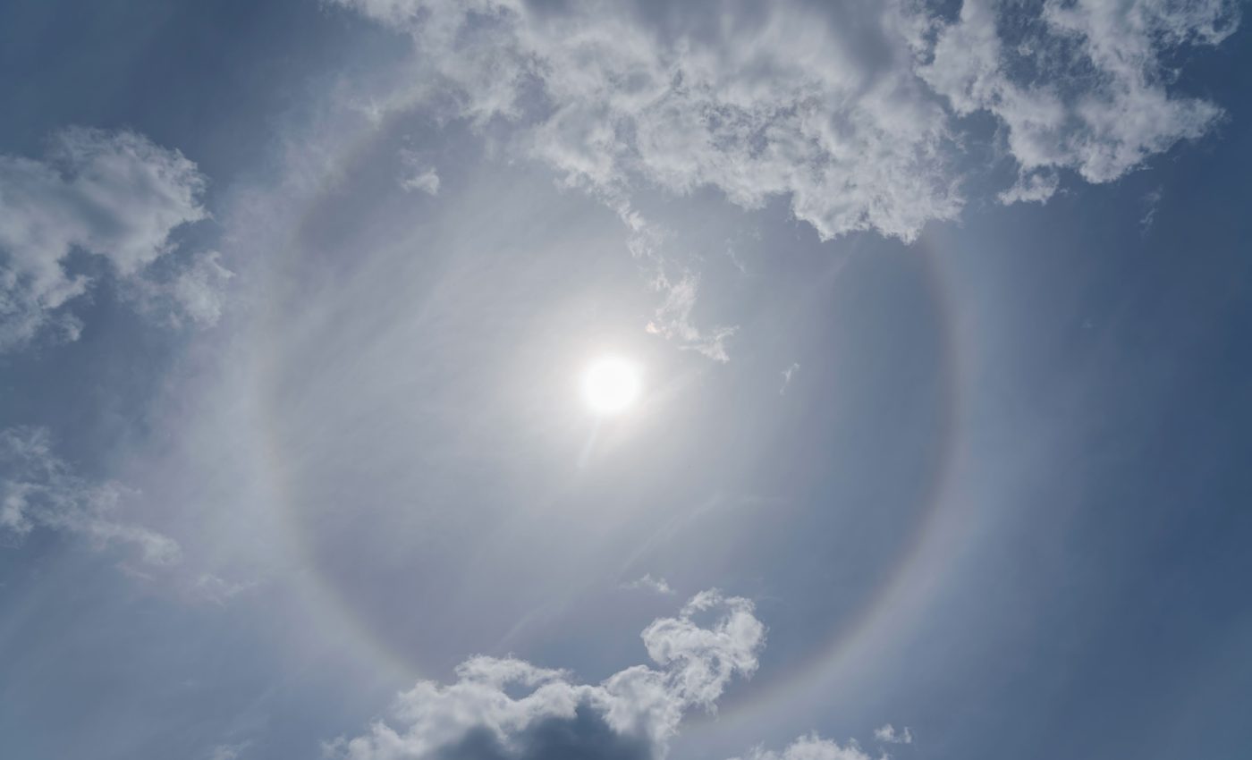 Quartz clouds may bend light on distant exoplanets, like ice crystals do on Earth