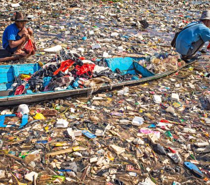 Bandung,,Indonesia,:,People,Collect,Trash,That,Can,Be,Recycled