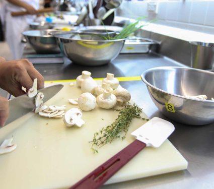2025/08/plastic-cutting-board-toxins-food.jpg