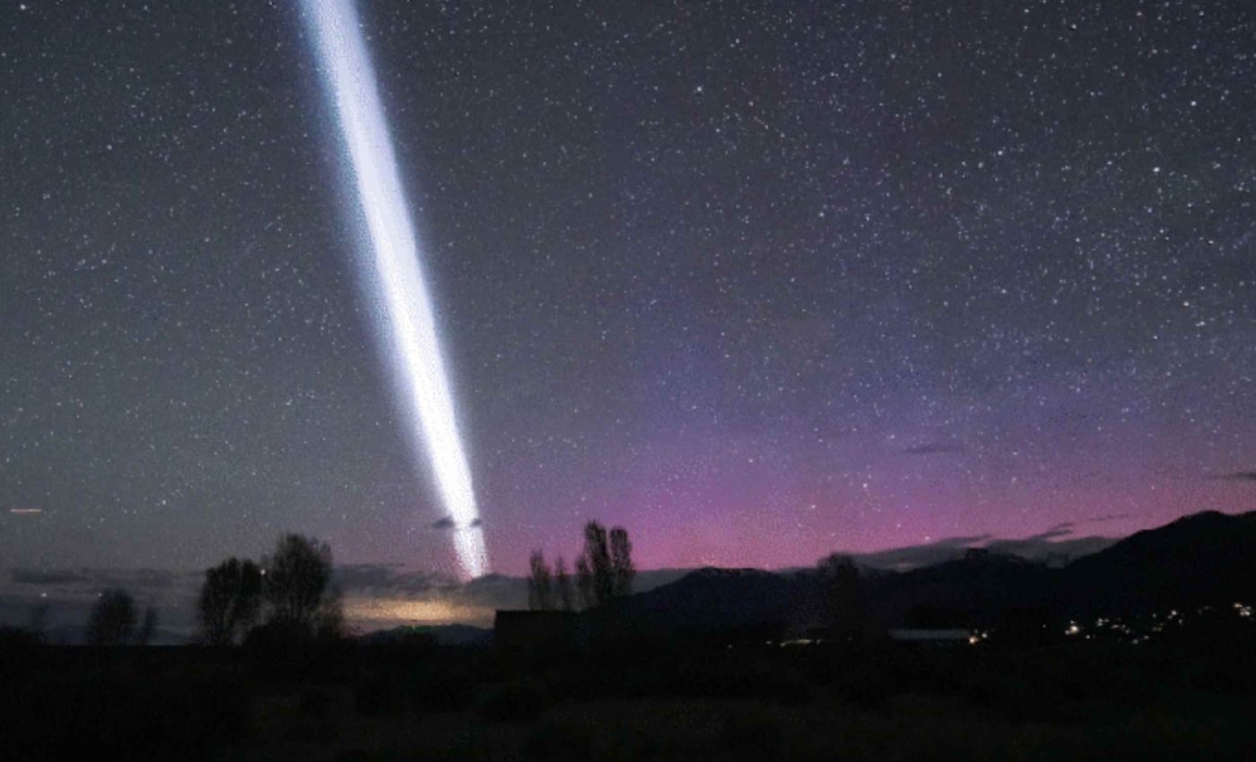 Strange white streak of light was photographed for 10 minutes in U.S. skies