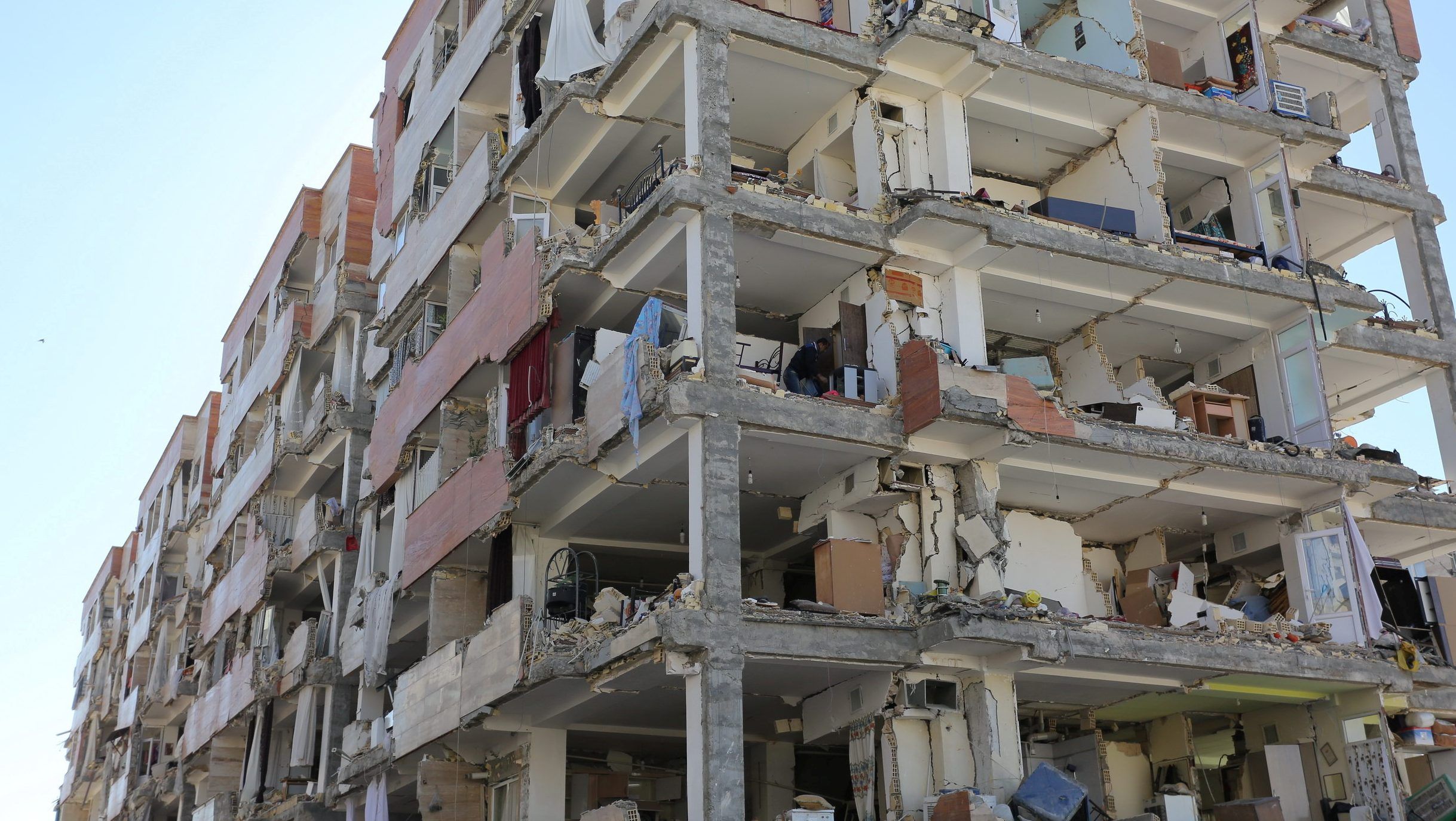 Iran hit by 7.3 magnitude earthquake close to Iraq border