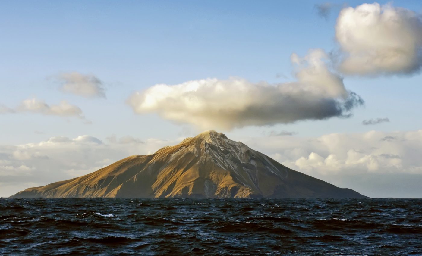 Group of Alaskan islands may belong to a single, massive volcano