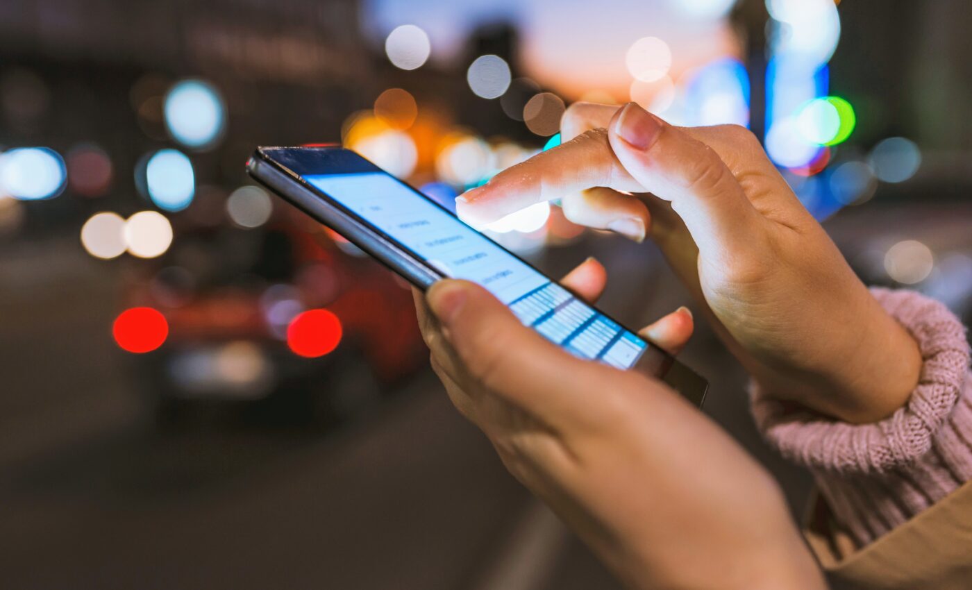 'Toxic' blue light from smartphones may accelerate aging