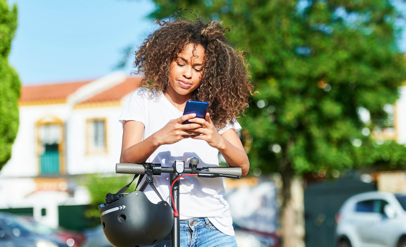 Gen AI and social media divert people's attention from climate crisis