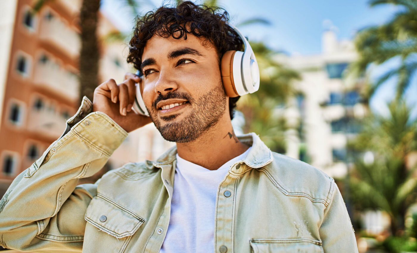 AI noise-canceling headphones grab one voice from a crowd