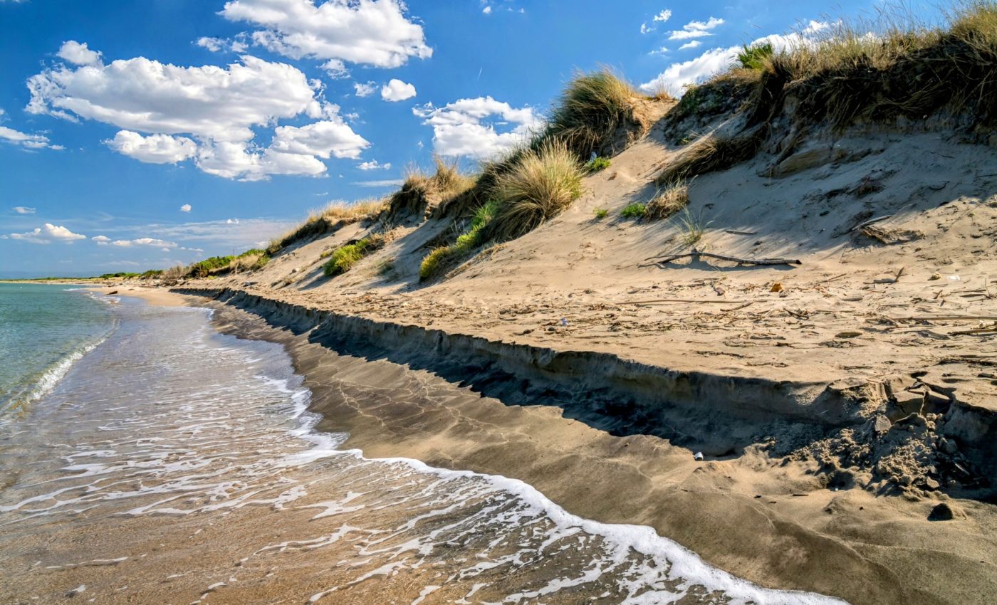 Fighting coastal erosion: Electricity turns sand into a sea wall