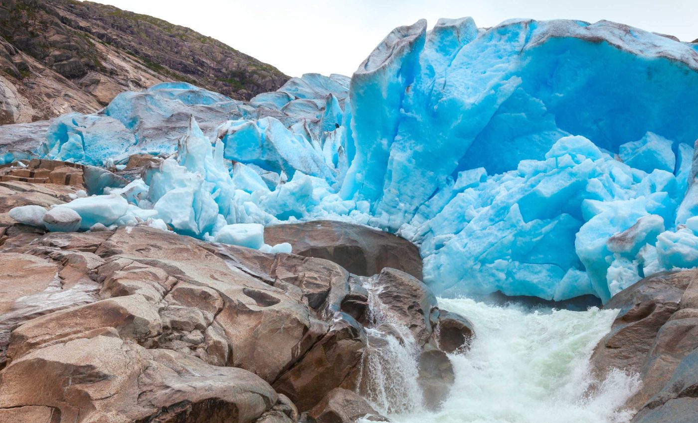 Carbon in glacier meltwater reveals pollution history
