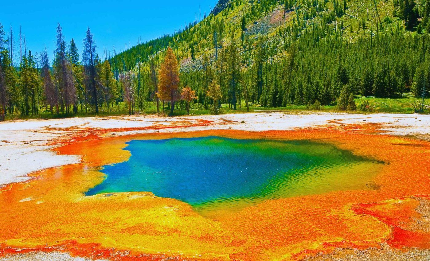 Magma layer keeps the Yellowstone supervolcano dormant