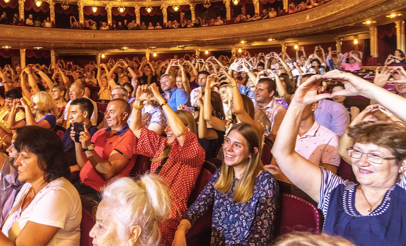 Brainwaves of humans sync more at live shows than on screens