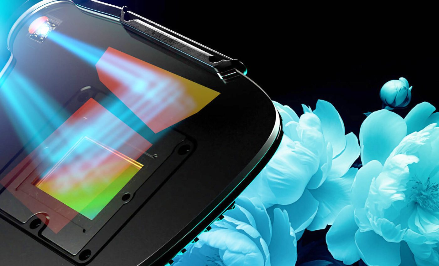 New VR glasses are credit-card thin and create lifelike holographic visuals