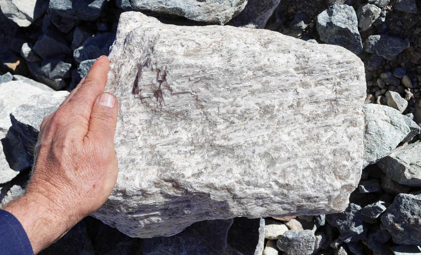 China announces lithium deposit discovery containing more than 1.3 million tons